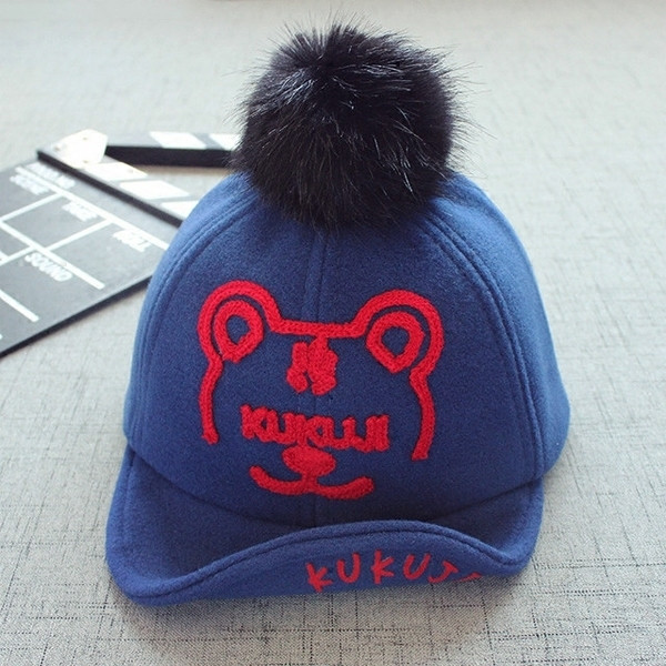 Ежедневна детска шапка с козирка и пух, в четири цвята