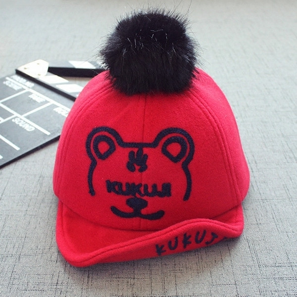 Ежедневна детска шапка с козирка и пух, в четири цвята