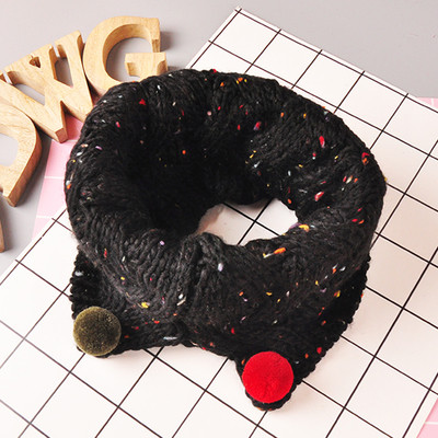 Топъл зимен унисекс шал с пухени цветни топчета