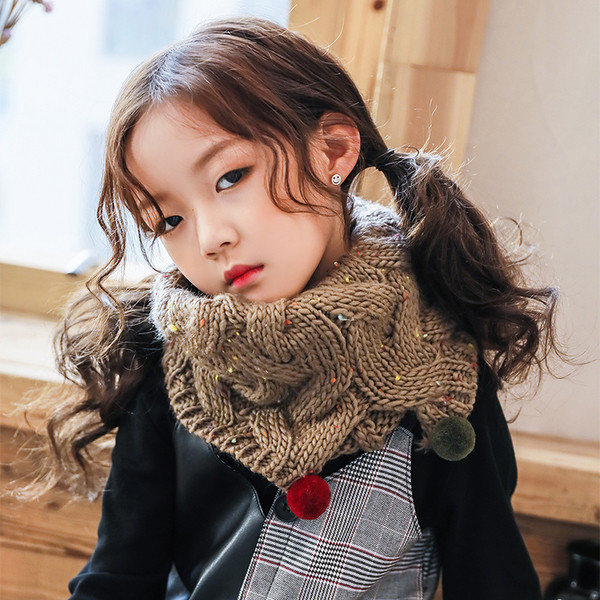 Топъл зимен унисекс шал с пухени цветни топчета