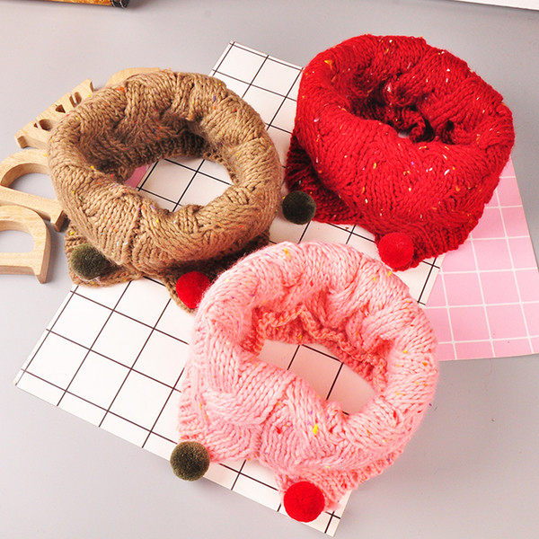 Топъл зимен унисекс шал с пухени цветни топчета