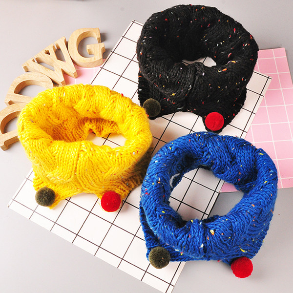 Топъл зимен унисекс шал с пухени цветни топчета