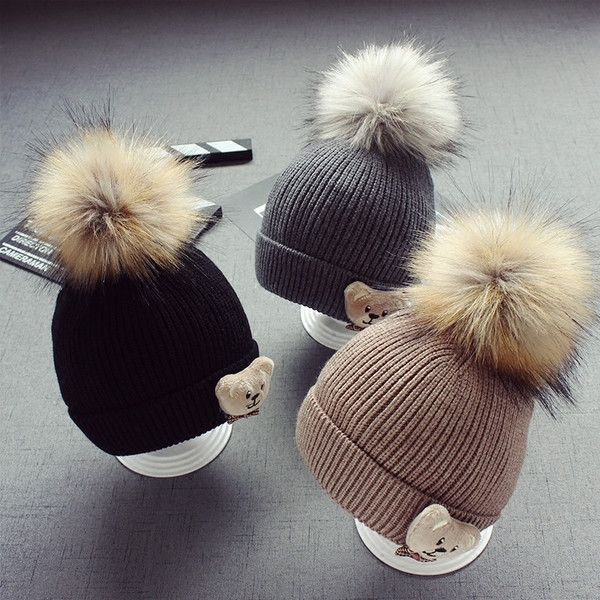 Стилна зимна шапка - унисекс, с пух и 3D декорация