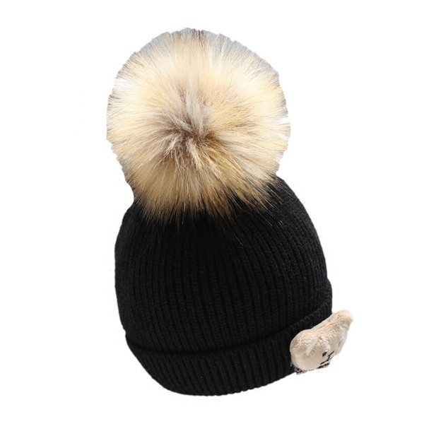 Стилна зимна шапка - унисекс, с пух и 3D декорация