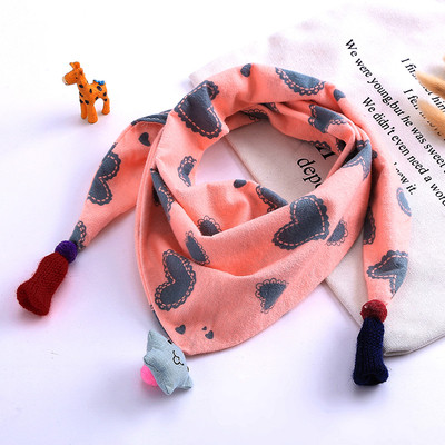 Детски триъгълен шал с принт в различни цветове