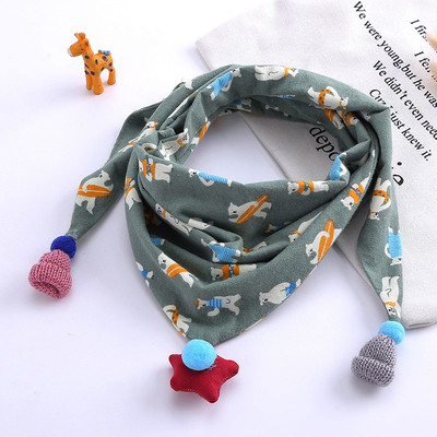 Детски триъгълен шал с принт в различни цветове