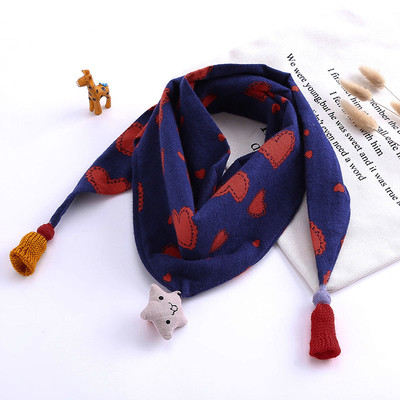 Детски триъгълен шал с принт в различни цветове