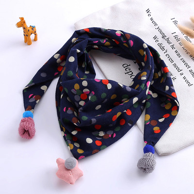 Детски триъгълен шал с принт в различни цветове