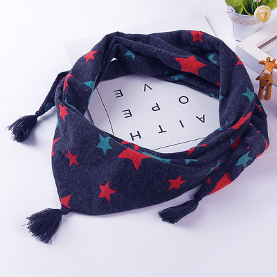 Детски триъгълен шал с принт в различни цветове