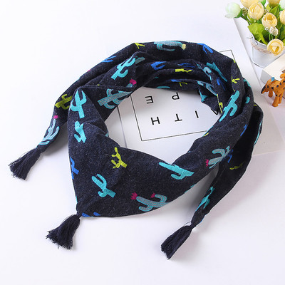 Детски триъгълен шал с принт в различни цветове