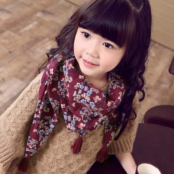 Детски триъгълен шал с принт в различни цветове