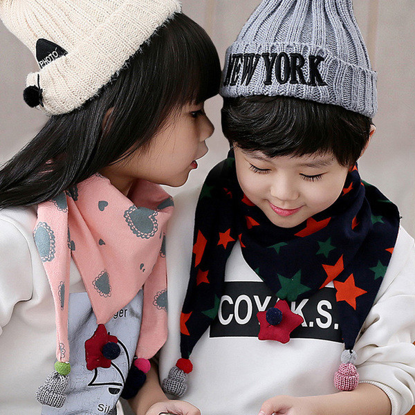 Детски триъгълен шал с принт в различни цветове