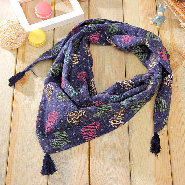 Детски триъгълен шал с принт в различни цветове