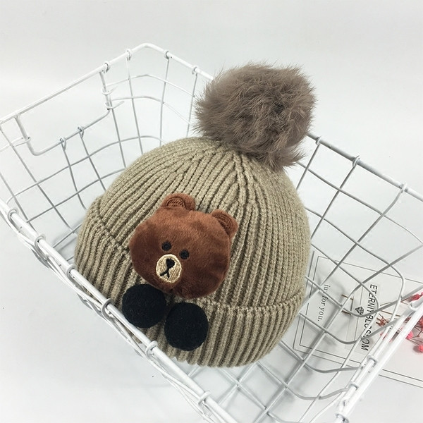 Топла бебешка шапка с пух и  3D декорация мече в пет цвята