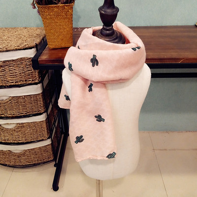 Детски шал с принт в много различни цветове, подходящи за зимата