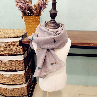 Детски шал с принт в много различни цветове, подходящи за зимата