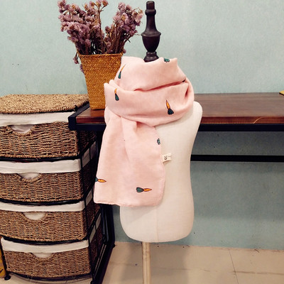 Детски шал с принт в много различни цветове, подходящи за зимата