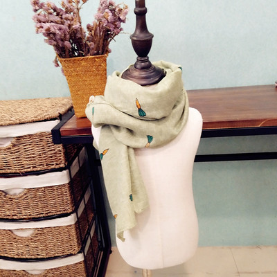 Детски шал с принт в много различни цветове, подходящи за зимата