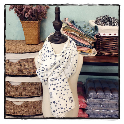 Детски шал с принт в много различни цветове, подходящи за зимата