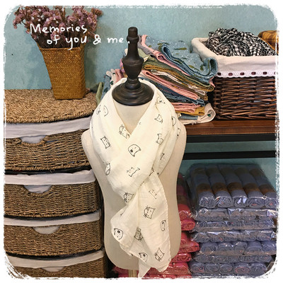 Детски шал с принт в много различни цветове, подходящи за зимата