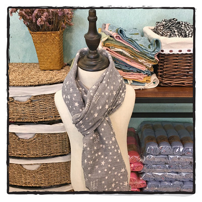 Детски шал с принт в много различни цветове, подходящи за зимата