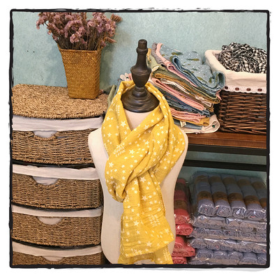 Детски шал с принт в много различни цветове, подходящи за зимата