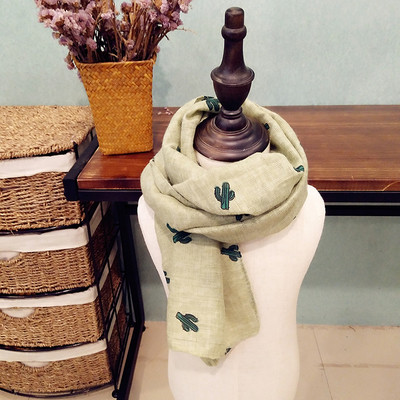 Детски шал с принт в много различни цветове, подходящи за зимата