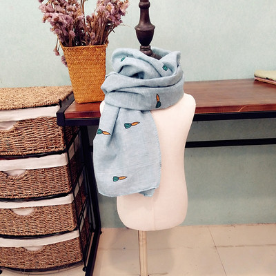 Детски шал с принт в много различни цветове, подходящи за зимата