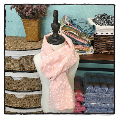 Детски шал с принт в много различни цветове, подходящи за зимата