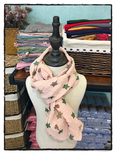 Детски шал с принт в много различни цветове, подходящи за зимата