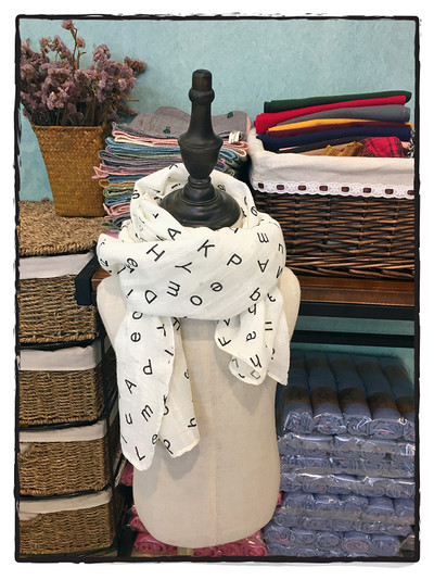 Детски шал с принт в много различни цветове, подходящи за зимата