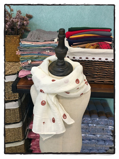 Детски шал с принт в много различни цветове, подходящи за зимата