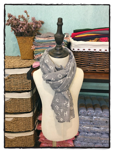 Детски шал с принт в много различни цветове, подходящи за зимата