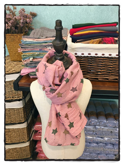 Детски шал с принт в много различни цветове, подходящи за зимата