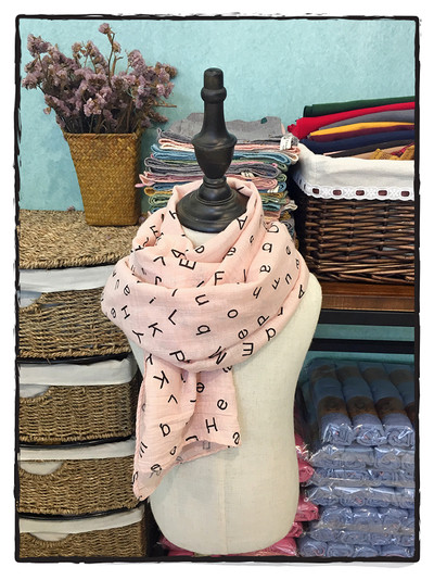 Детски шал с принт в много различни цветове, подходящи за зимата