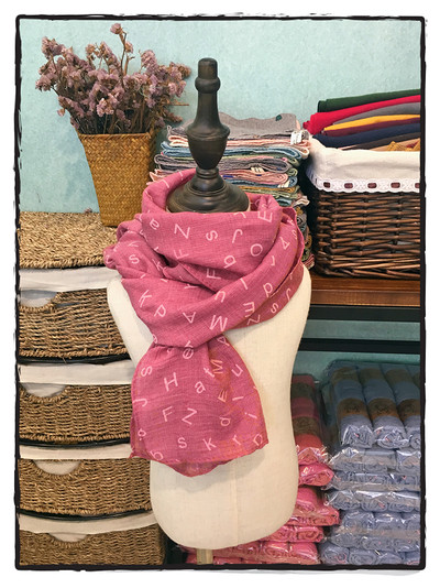 Детски шал с принт в много различни цветове, подходящи за зимата