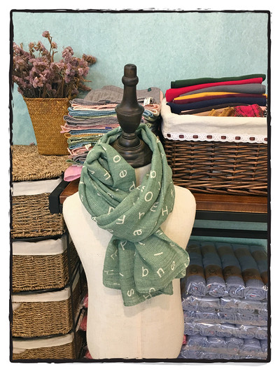 Детски шал с принт в много различни цветове, подходящи за зимата