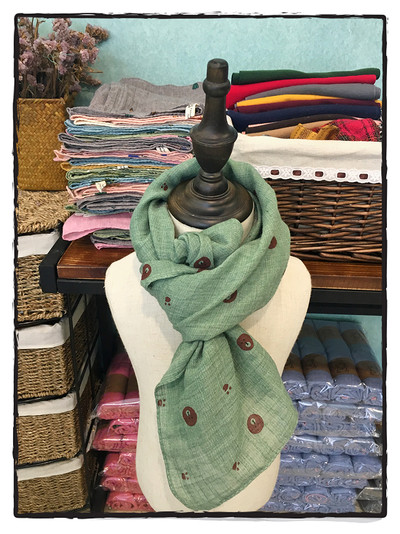 Детски шал с принт в много различни цветове, подходящи за зимата