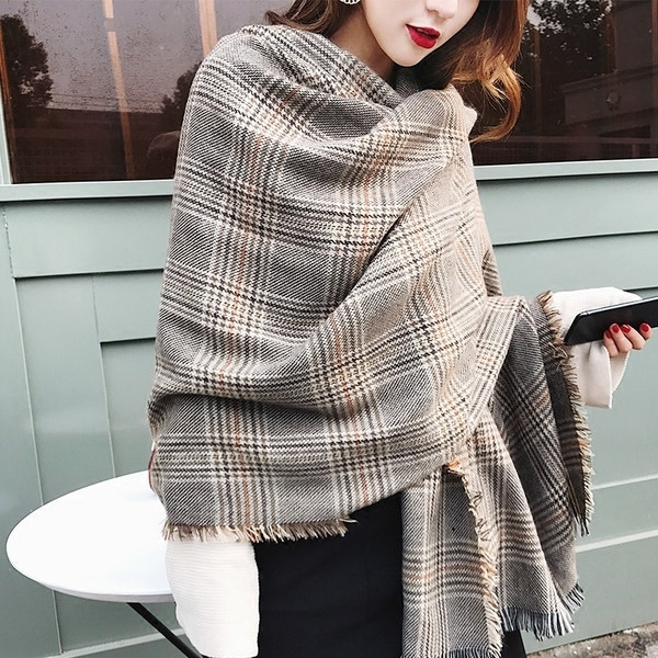 Стилен дамски дълъг шал в мек цвят