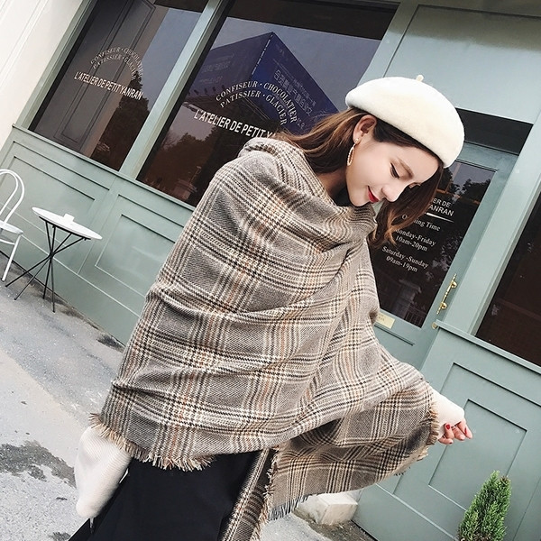 Стилен дамски дълъг шал в мек цвят