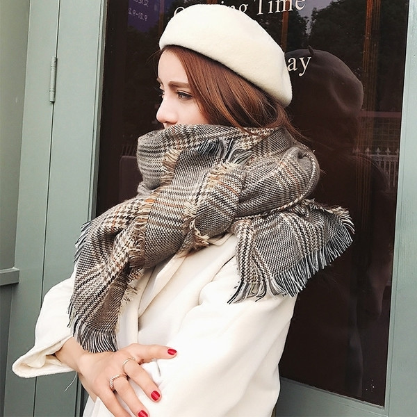 Стилен дамски дълъг шал в мек цвят