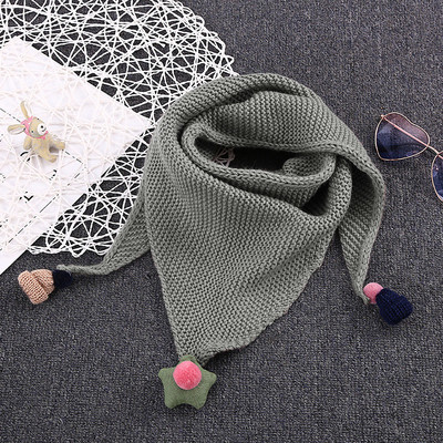 Детски плетен триъгълен шал с декорация и в много цветове