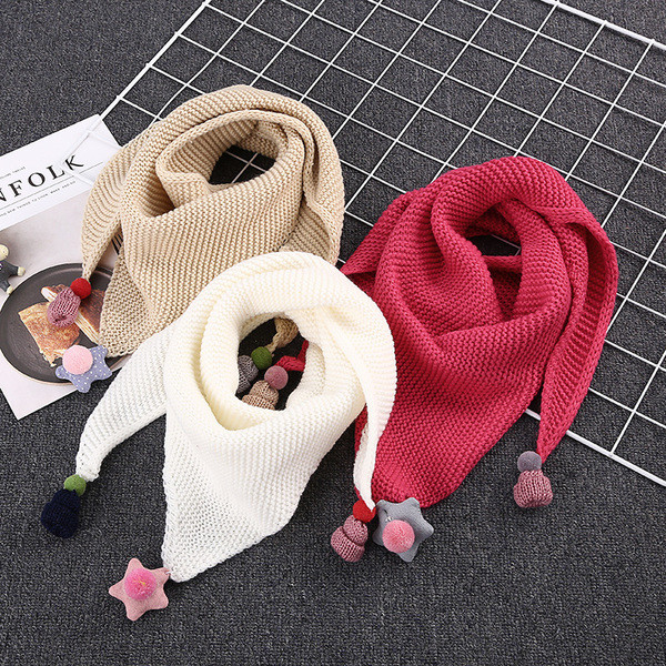 Детски плетен триъгълен шал с декорация и в много цветове