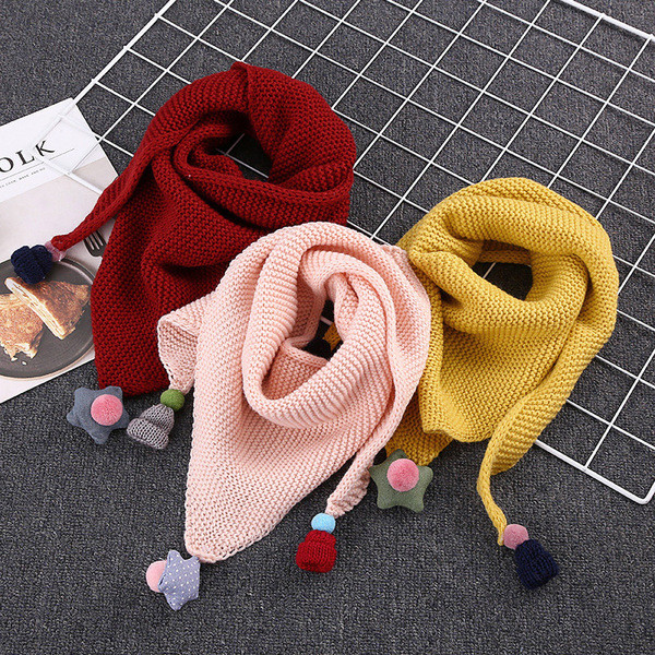 Детски плетен триъгълен шал с декорация и в много цветове