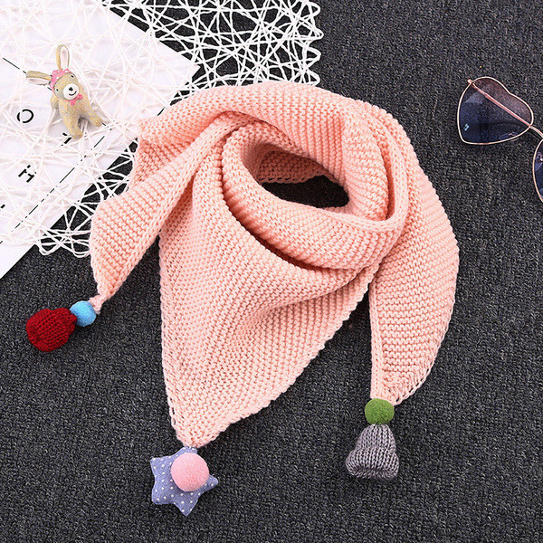 Детски плетен триъгълен шал с декорация и в много цветове