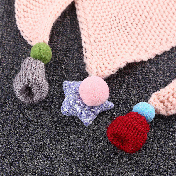 Детски плетен триъгълен шал с декорация и в много цветове