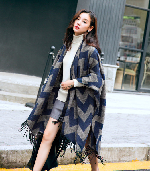 Модерен зимен дамски дълъг шал-пончо в мек цвят