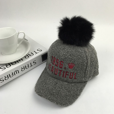 Вълнена детска шапка с козирка и пух в четири цвята