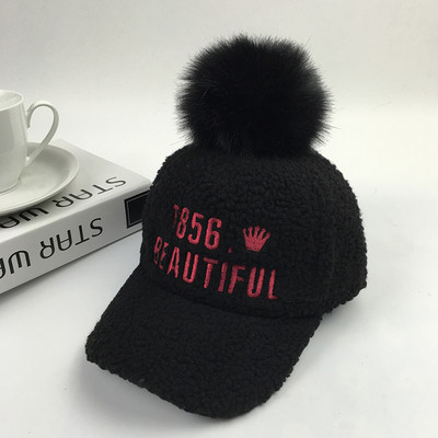 Вълнена детска шапка с козирка и пух в четири цвята