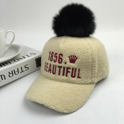 Вълнена детска шапка с козирка и пух в четири цвята